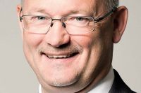 Foto: »Ein Cloud-Services-Management schlägt die Brücke zwischen den IT-Welten.« Wilhelm Petersmann Vice President und Managing Director  Austria &amp; Switzerland Fujitsu
