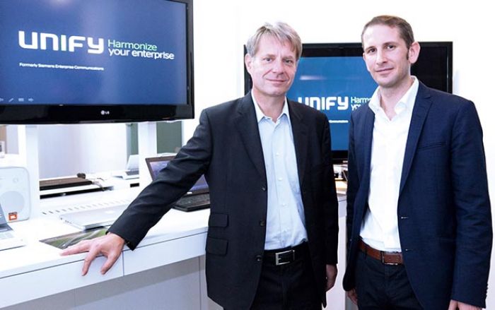 Josef Jarosch, Managing Director bei Unify, und Levin Merl, Leiter Marketing &amp; Corporate Communications, präsentieren neue Kommunikationslösung. Bild: Armin Rastegar. 