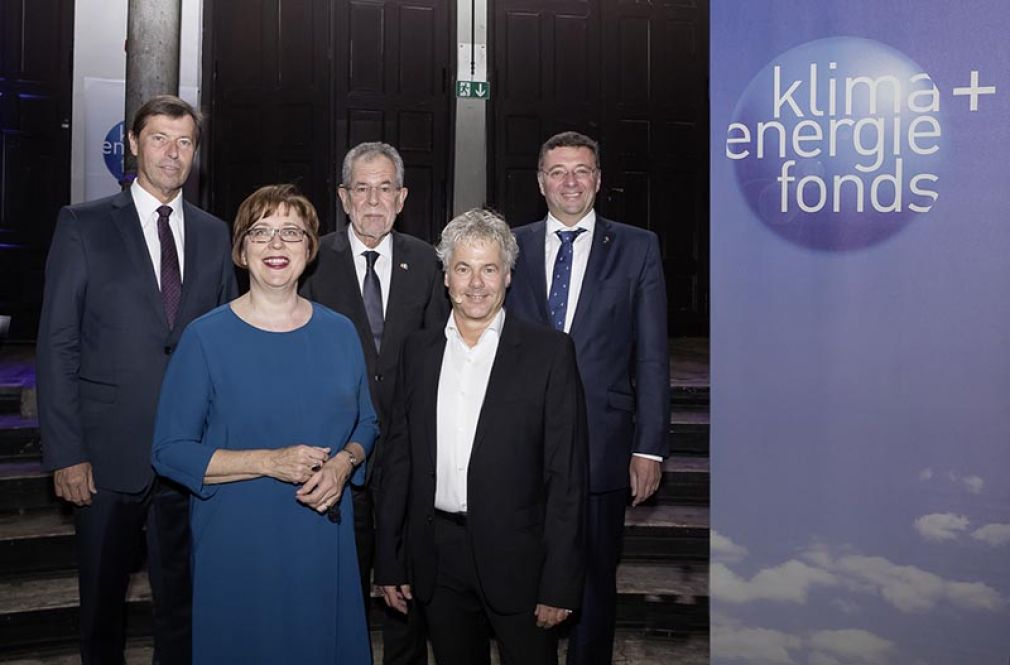 Foto: Feiern zehn Jahre  Förderplattform: Günter  Liebel (BMLFUW), Theresia  Vogel (Klima- und Energiefonds), Bundespräsident Alexander Van der Bellen, Ingmar Höbarth (Klima- und Energiefonds); Bundesminister Jörg Leichtfried (BMVIT).