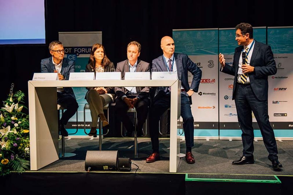 Foto: Moderator Karim Taga, Arthur D. Little (re.), diskutierte am »CxO Panel« mit Jan Trionow, Hutchison; Ingrid Wistrand, Tele2 IoT; Werner Kraus, T-Mobile, und Mladen Pejkovic, Atlantic Grupa.
