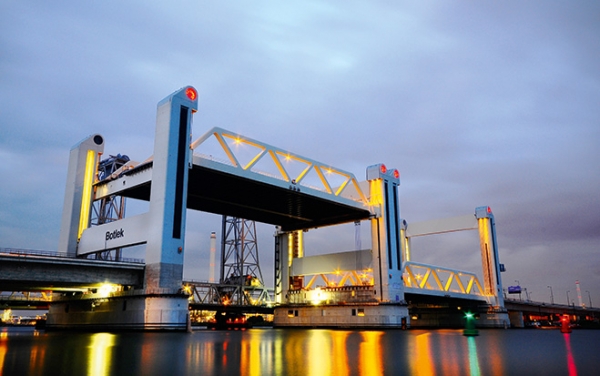 Größte Hubbrücke der Welt eröffnet
