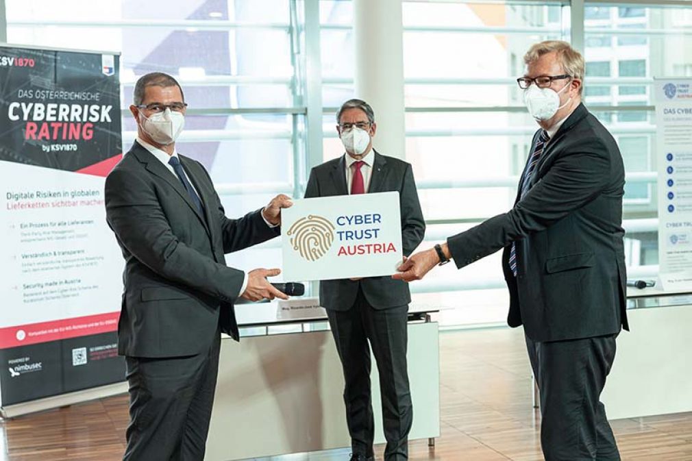 Foto: Übergabe des Gütesiegels an Oliver Albl (Fabasoft) durch Erwin Hameseder (Präsident KSÖ) und Thomas Stubbings (Cyber Trust Austria).