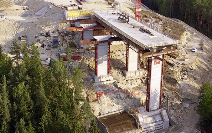 Beim Bau der 260 Meter langen Feldaistbrücke kommt die Doka-Kletterschalung MF240 in Kombination mit der Trägerschalung Top 50 und der Rahmenschalung Framax Xlife zum Einsatz. Foto: Doka.