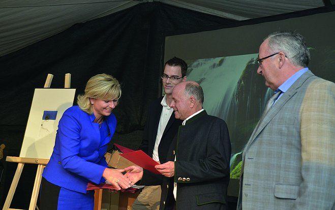 Brigitta Drexler, easyTherm, übergibt an erfolgreiche Elektropartner Urkunden.