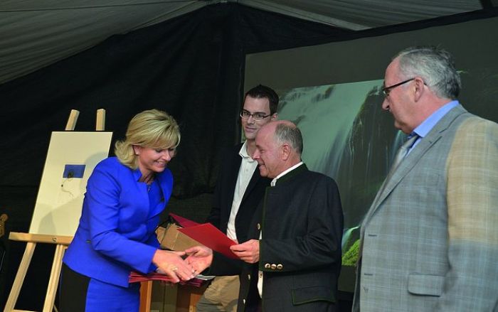 Brigitta Drexler, easyTherm, übergibt an erfolgreiche Elektropartner Urkunden.