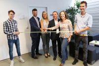 Im Bild: Yannick Pollek, Lehrling TELE Haase; Stefan Ehrlich-Adám, Wirtschaftskammer Wien; Eva Stöger, TELE Office; Gerald Bischof, Bezirksvorsteher Wien Liesing; Brigitte Bednar, FFG, und Adrian Kirchner, Lehrling TELE.