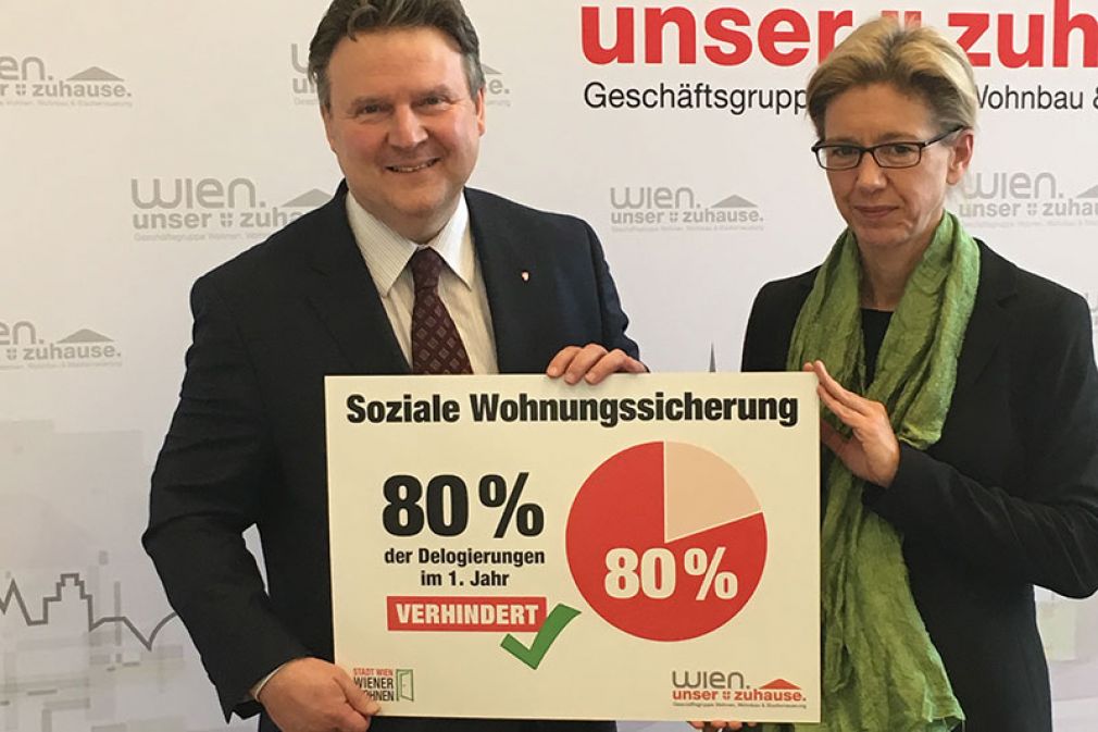 "Mit der Sozialen Wohnungssicherung bieten wir erfolgreich Hilfe zur Selbsthilfe für GemeindemieterInnen in schwierigen Lebensumständen", freuen sich Wohnbaustadtrat Michael Ludwig und Wiener Wohnen Direktorin Karin Ramser.
