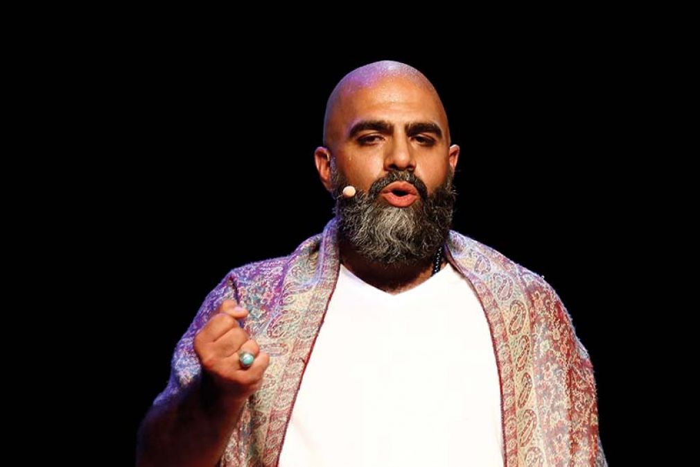 Foto: Alles nur Science-Fiction? Xerxes Voshmgir ist anderer Ansicht: "Dass sich Maschinen verselbstständigen, halte ich für sehr wahrscheinlich." (Bild: TEDxKlagenfurt/Wolfgang Frech)