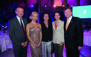 Feierten 100 Jahre FEEI: Peter Koren, IV, Lidia Baich, Monika Kircher, FEEI, Sabine Herlitschka, Infineon, und Lothar Roitner, FEEI.