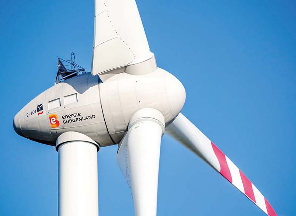 Foto: Ob bei der Wartung von Hochöfen (li.) oder Windrädern – digitale Lösungen minimieren Fehler und sparen Kosten.  