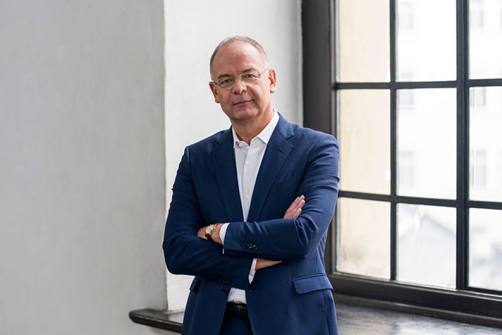 "Wir haben uns für das Geschäftsjahr 2021 zum Ziel gesetzt, das bereinigte EBITDA unabhängig von den durch Covid-19 bedingten und nach wie vor bestehenden Herausforderungen auf 600 bis 620 Mio. € zu steigern und damit auf ein Vorkrisenniveau zurückzukehren. Dies wird aus eigener Kraft erfolgen und beinhaltet keine Ergebniseffekte aus Veräußerungen bzw. Akquisitionen, wie zum Beispiel die Übernahme von Meridian Brick, die sich noch im Genehmigungsprozess befindet", sagt CEO Heimo Scheuch.