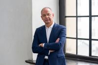 "Wir haben uns für das Geschäftsjahr 2021 zum Ziel gesetzt, das bereinigte EBITDA unabhängig von den durch Covid-19 bedingten und nach wie vor bestehenden Herausforderungen auf 600 bis 620 Mio. € zu steigern und damit auf ein Vorkrisenniveau zurückzukehren. Dies wird aus eigener Kraft erfolgen und beinhaltet keine Ergebniseffekte aus Veräußerungen bzw. Akquisitionen, wie zum Beispiel die Übernahme von Meridian Brick, die sich noch im Genehmigungsprozess befindet", sagt CEO Heimo Scheuch.