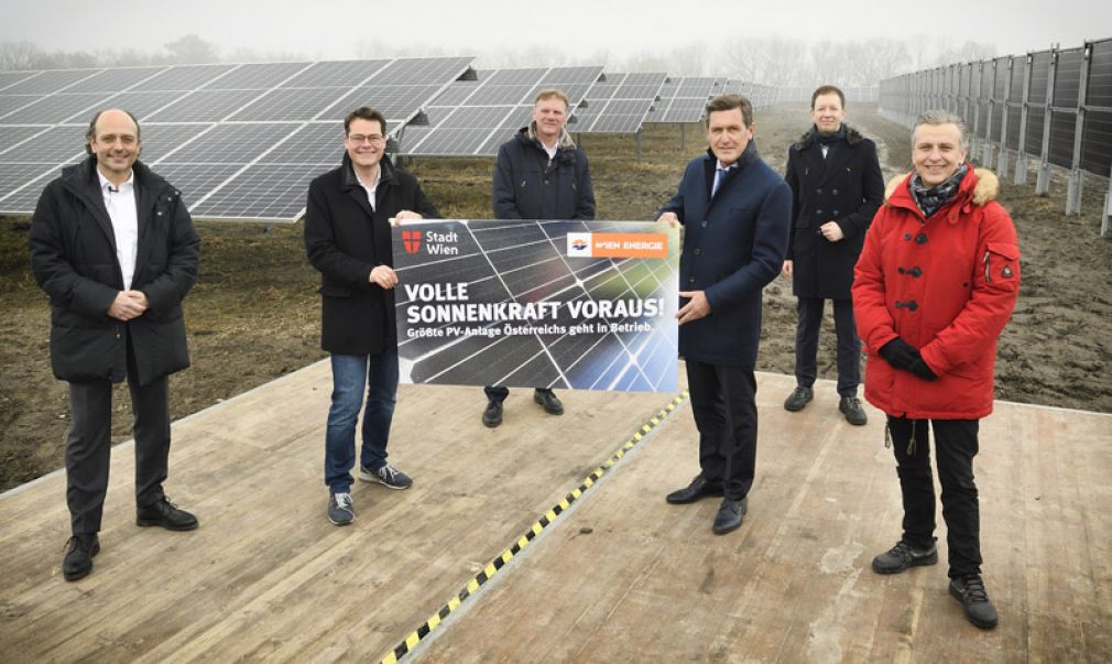 Bislang größte Photovoltaikanlage Österreichs im Betrieb: Stefan Gara (NEOS), Stadtrat Jürgen Czernohorszky, Michael Strebl (Wien Energie), Stadtrat Peter Hanke, Karl Gruber (Wien Energie), Klubobmann Josef Taucher. (Foto: Wien Energie/Johannes Zinner)