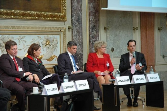 Am FTW-Podium diskutierten Sascha Zabransky A1, Henrietta Egerth, FFG, Alcatel-Lucent-Boss Thomas Arnoldner, TU-Wien-Rektorin Sabine Seidler und Bernd Datler, Asfinag, zum Spannungsfeld Wirtschaft und Wissenschaft.