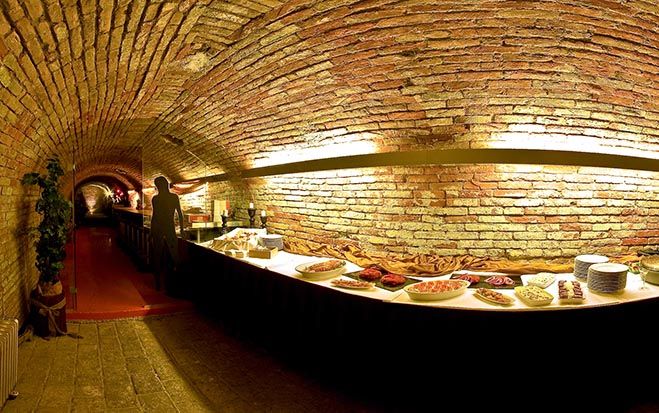 Ursprünglich hat die heutige Event-Location Zieselrot zu einem Schwechater Wirtshaus gehört und war damals eine der beliebten Kellerschenken. Foto: Zieselrot