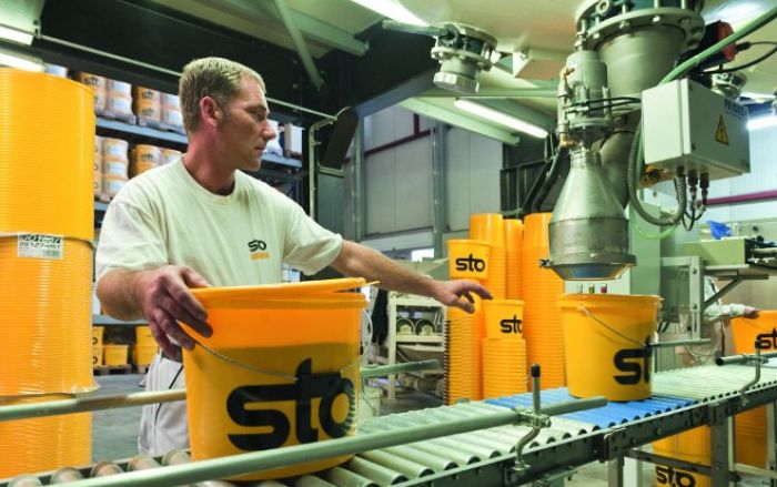 Investitionen in ein Humusaufbau-Projekt kompensieren die CO2-Emissionen bei der Produktion von Sto-Produkten.