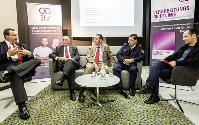 Für den Brandschutz bei WDVS bestehen zwar gute Prüfvorschriften. Die Experten kritisieren aber das geringe Bewusstsein für deren Bedeutung und den Mangel an Kontrollen (v li: Christian Pöhn, Wolfgang Reisinger, Clemens Hecht, Richard Feischl, Volker Dienst).
