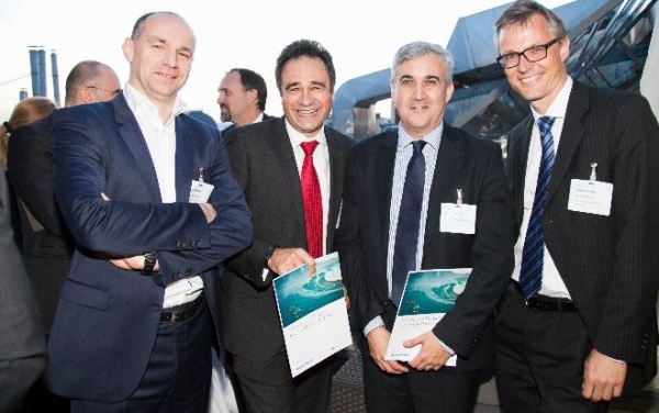 Waren „Over-the-Top“ – zumindest auf der ADL-Dachterrasse: Johannes Gungl, Geschäftsführer der RTR-GmbH für den Fachbereich Telekommunikation und Post, Gastgeber Karim Taga vom Innovations- und Strategieberater Arthur D. Little, der globale Arthur D. Little-CEO Ignacio GarciaAlves und Drei-Chef Jan Trionow.