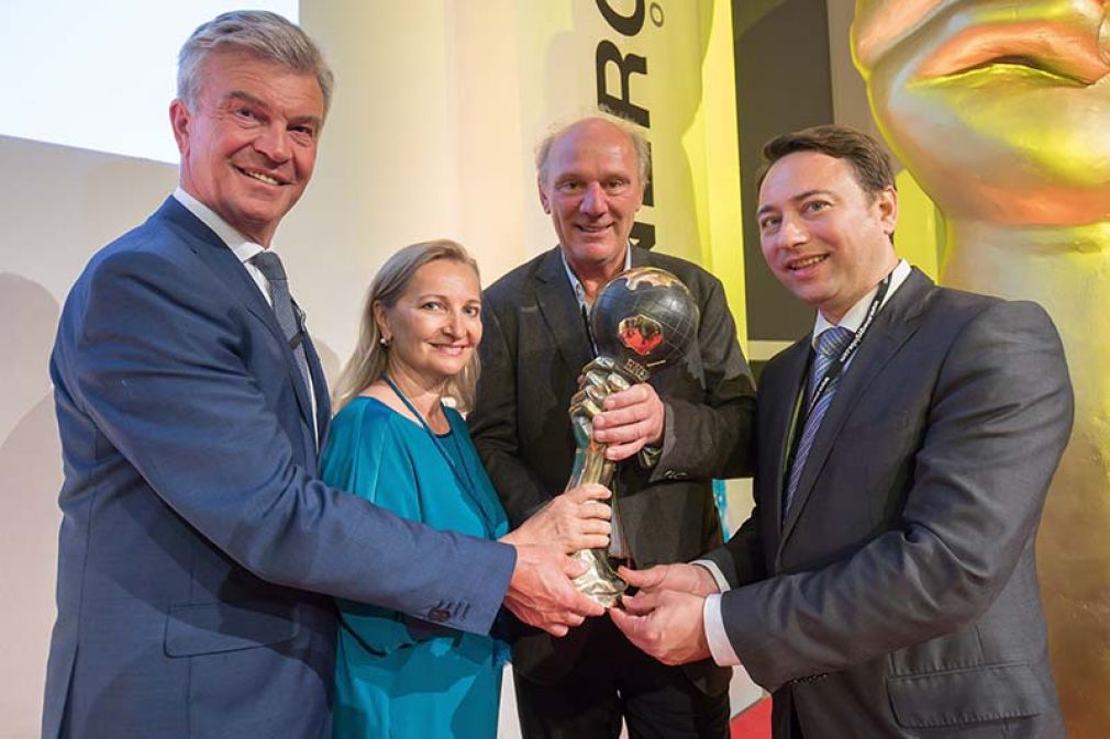Foto: Laudatoren Werner  Steinecker (Energie AG  Oberösterreich) und Ulrike Rabmer-Koller (WKO), Gesamtsieger Josef Zotter und Landeshauptmann-Stellvertreter Manfred Haimbuchner.