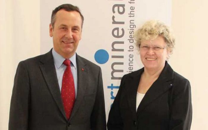 (Foto: TU Wien) Rudolf Zrost, Vorsitzender der Österreichischen Zementindustrie, und Sabine Seidler, Rektorin der TU Wien, gaben die Gründung des gemeinsame Unternehmens Smart Minerals GmbH der TU Wien und der VÖZ bekannt. 
