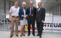 Bürgermeister von Wittenberge Dr. Oliver Hermann, Bundestagsabgeordnete Dagmar Ziegler, Austrotherm-Geschäftsführer Gerald Prinzhorn, Eigentümer des Generalunternehmerns Unger Steel Group Josef Unger in der neuen Halle in Wittenberge.