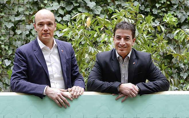 (Foto: Steinbacher) Geschäftsführer Roland Hebbel und Günther Mayr, Verkaufsleiter Hochbau, präsentieren die verbesserte Version des Aufdachdämmstoffklassikers steinothan 120 mit neuer Klebetechnologie.