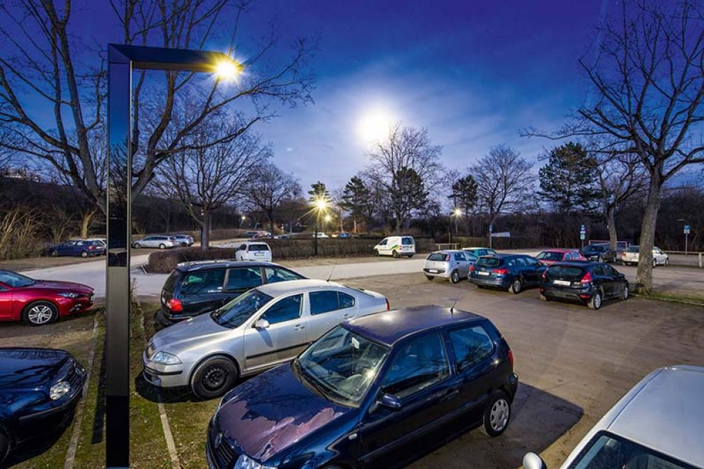 Foto: Punktgenau zum Schichtwechsel bei ZF in Schweinfurt leuchten die solaren Lichtlösungen mit höchster Intensität.