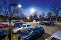 Foto: Punktgenau zum Schichtwechsel bei ZF in Schweinfurt leuchten die solaren Lichtlösungen mit höchster Intensität.