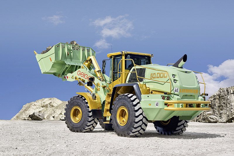 Foto: Die Jubiläumsmaschine, ein L 566 XPower, geht an die Geiger-Unternehmensgruppe. 