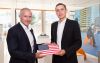 Andreas Denk, Geschäftsführer von Getzner USA (r.), und Jürgen Rainalter, Geschäftsführer von Getzner Werkstoffe, freuen sich über den neuen US-Standort.