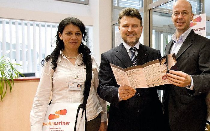wohnpartner zählt EU-weit zu den Top-Ten-Einrichtungen im Bereich der Förderung eines vielfältigen, guten Zusammenlebens. Über die Auszeichnung freuen sich Wohnbaustadtrat Michael Ludwig, wohnpartner-Leiter Josef Cser und wohnpartner-Mitarbeiterin Baian Muhamad.