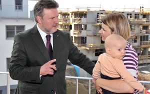 Wohnprojekt JAspern: Wohnbaustadtrat Michael Ludwig im Gespräch mit Seestadt-Pionierin Silja Topfstedt mit Tochter Luisa.