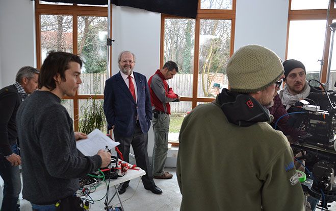 Auch Bundesinnungsmeister Hans-Werner Frömmel  beobachtet interessiert die Dreharbeiten zum neuen Baumeister-Spot.