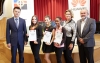 Im Bild v.l.n.r.: Jay Peng (Managing Director Huawei Austria), Stipendiatinnen 2015, Dr. Monika Schüssler (Geschäftsführerin ÖJAB), Josef Wimmer (Deputy managing Director ÖJAB)