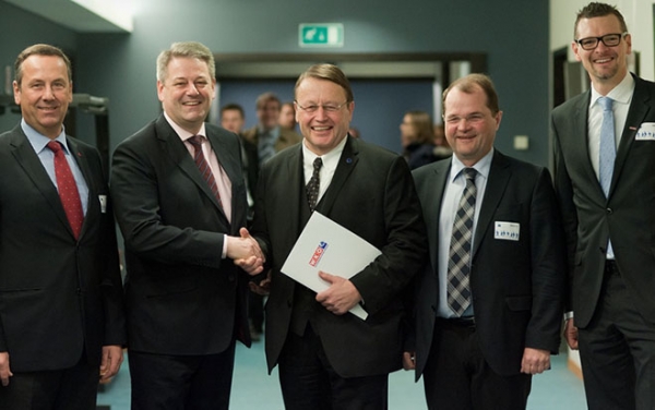 Bei der Breakfast Debate in Brüssel: Industrie-Obmann ­Rudolf Zrost, Bundesminister Andrä Rupprechter, MEP Paul Rübig, FV-Obmann Manfred Asamer und FV-­Geschäftsführer Andreas Pfeiler.