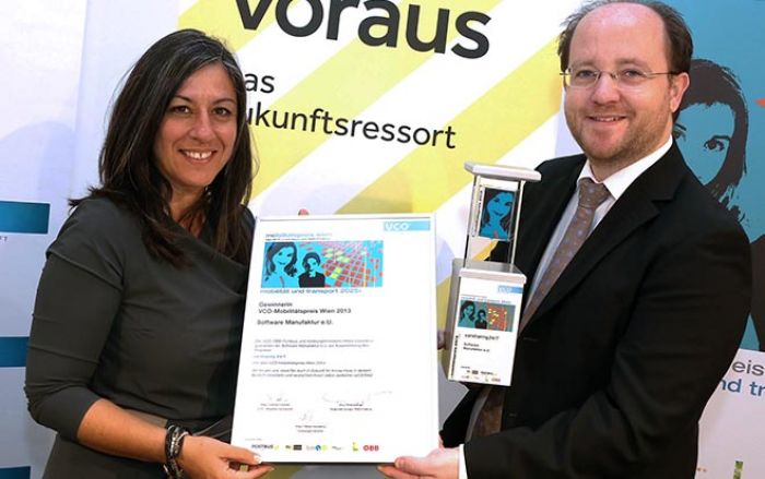 Vizebürgermeisterin Maria Vassilakou übergibt den VCÖ-Mobilitätspreis an carsharing24/7-Gründer Robert Reithofer. Foto: C.Fürthner/PID