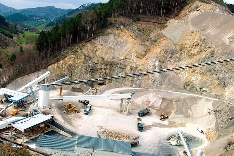 Das Seilfördersystem Rope-Con transportiert auf 287 Metern vom Zwischenbunker zum Zwischensilo jede Stunde 250 Tonnen Material.